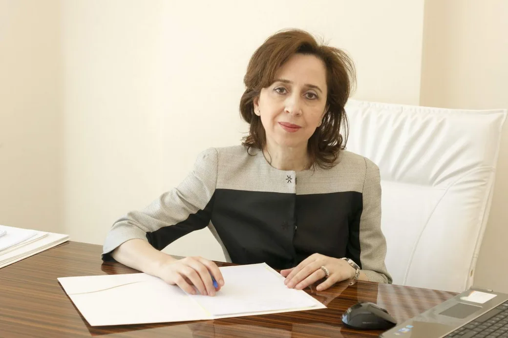 Prof. Dr. Nevin Uzuner muayenehanesindeki çalışma masasında.